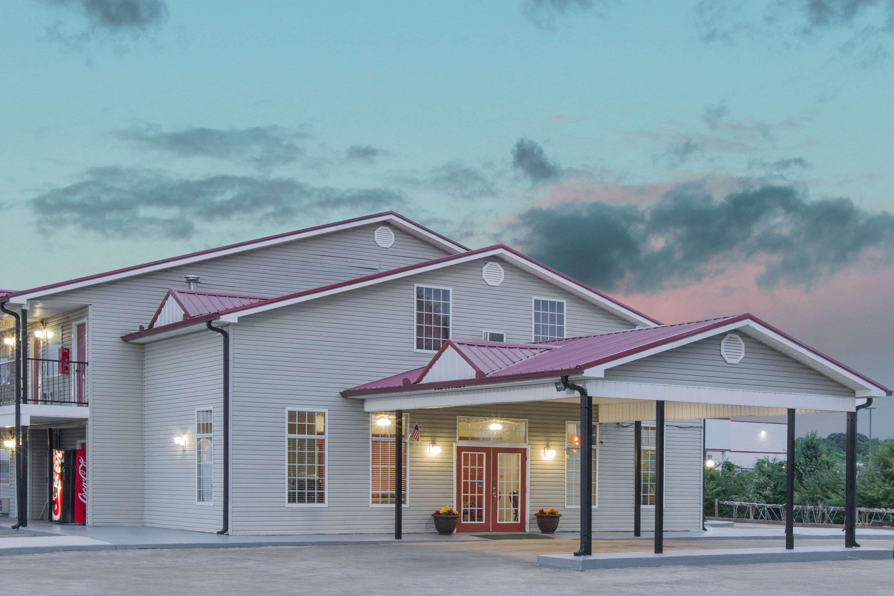 Super 8 By Wyndham Talladega Al Exterior photo