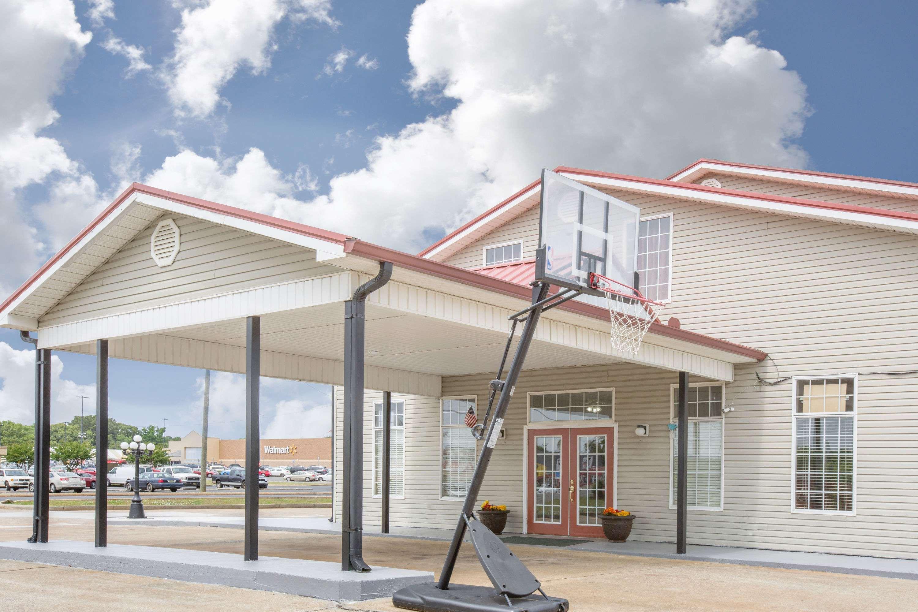 Super 8 By Wyndham Talladega Al Exterior photo