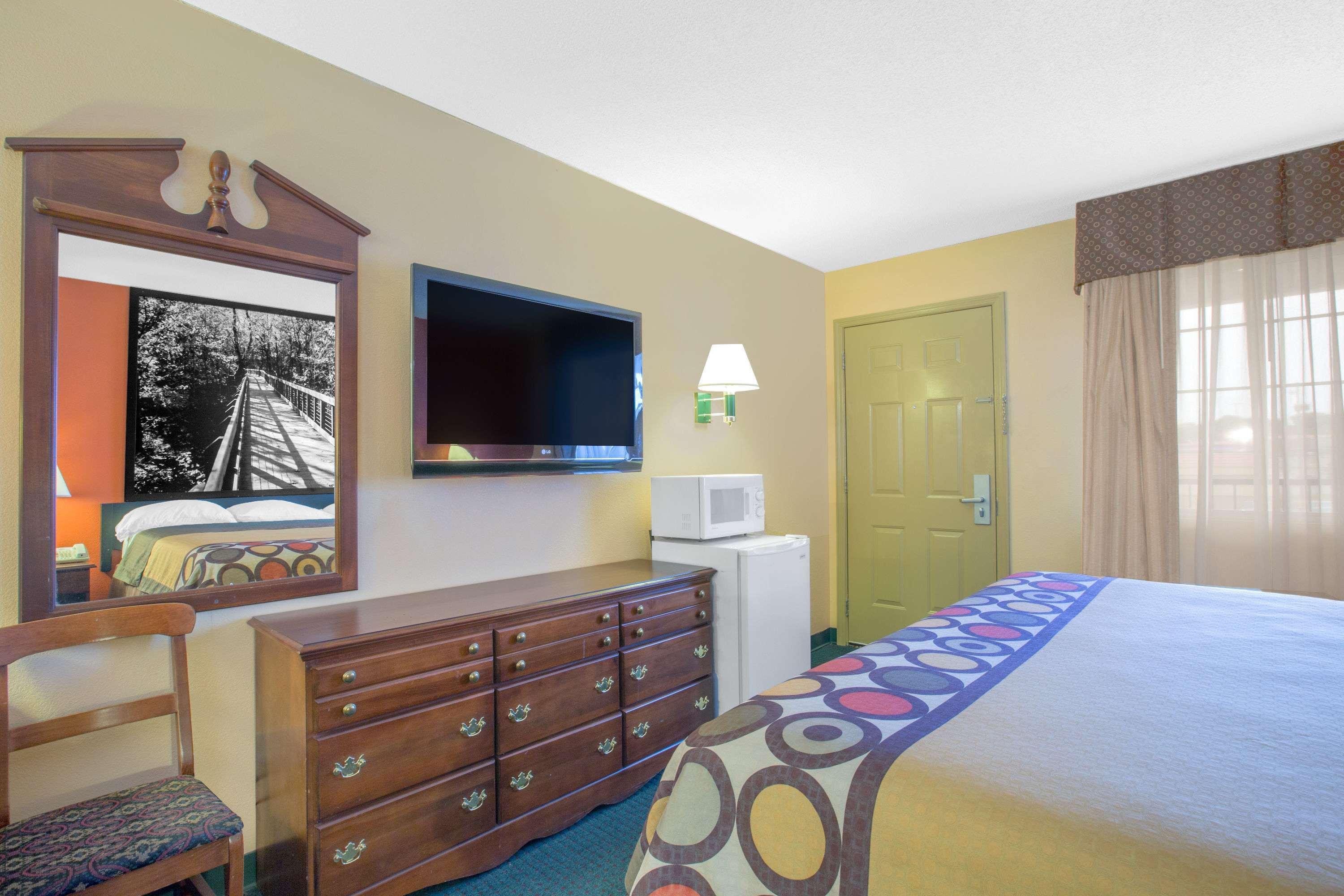 Super 8 By Wyndham Talladega Al Exterior photo